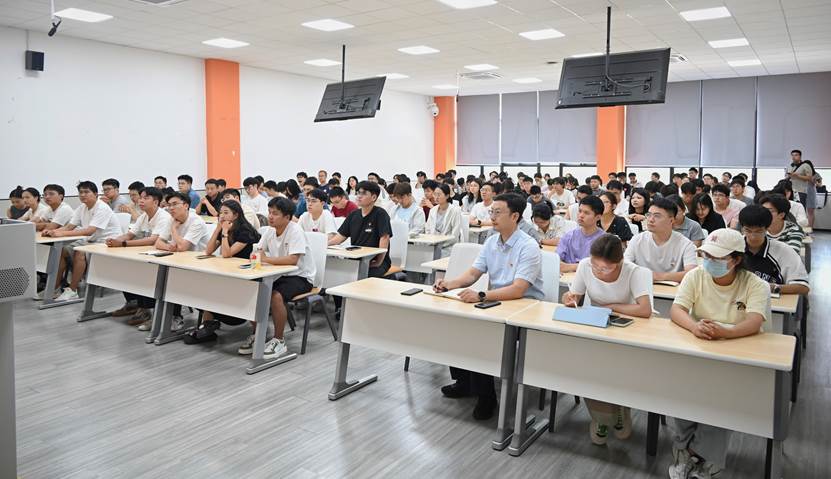 会议室里的人们 AI 生成的内容可能不正确。